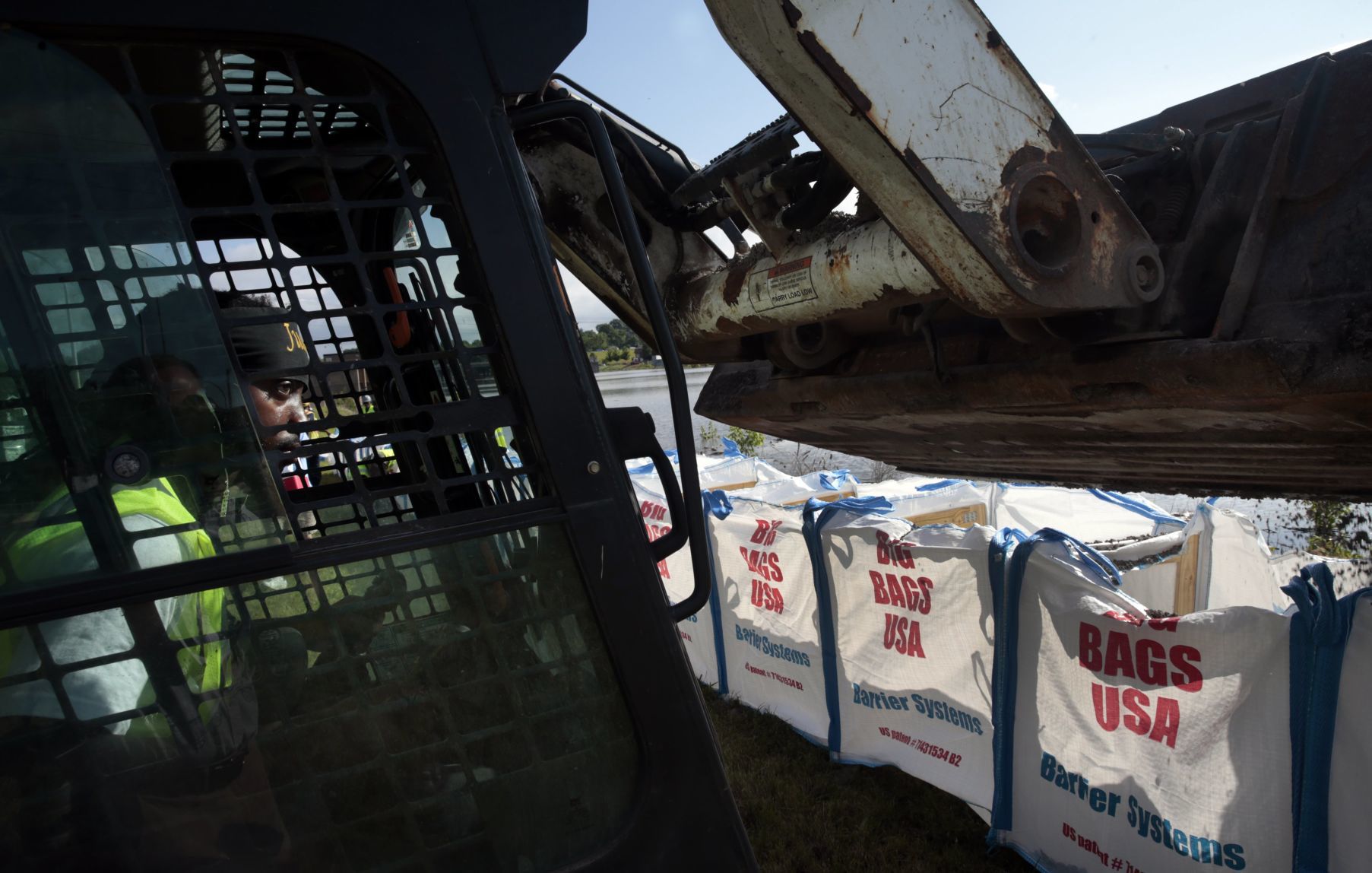Rising River Des Peres in St. Louis is sandbagged by city